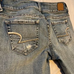 American Eagle Ripped Capris Light-Wash